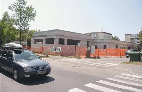 Gradnja stoji, medtem pa ocenjujejo, koliko so vredna dela, ki jih je opravil Final 