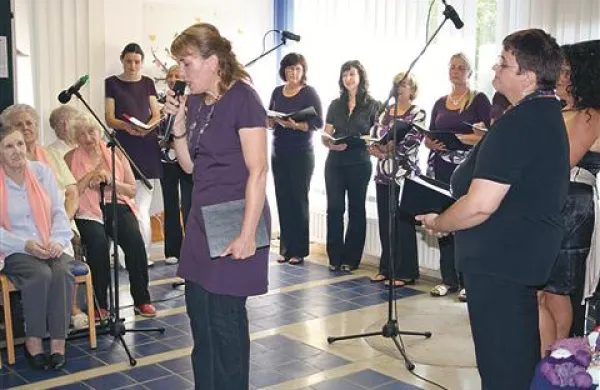Pod kulturno slovo od 35-letnega doma upokojencev se je podpisala Ema Brelih (prva z desne) 