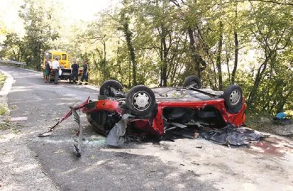 V hudi prometni nesreči nad Dragonjo so umrle tri osebe