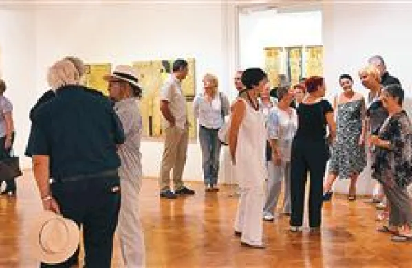 Rudi Skočir v galeriji Loža predstavlja slike, na katerih ima osrednjo vlogo ženska figura.