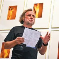 Tone Stojko  na otvoritvi svoje razstave v Meduzi.