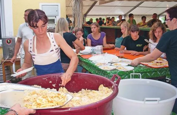 Ubeljske ženske so znova poskrbele, da se je na krompirjevi noči dobro in obilno jedlo. 