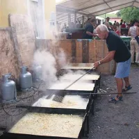 Na Ubeljskem so v soboto cvrli, pražili, kisali in kuhali 3,5 tone krompirja. Vso noč, dokler ga le ni zmanjkalo.