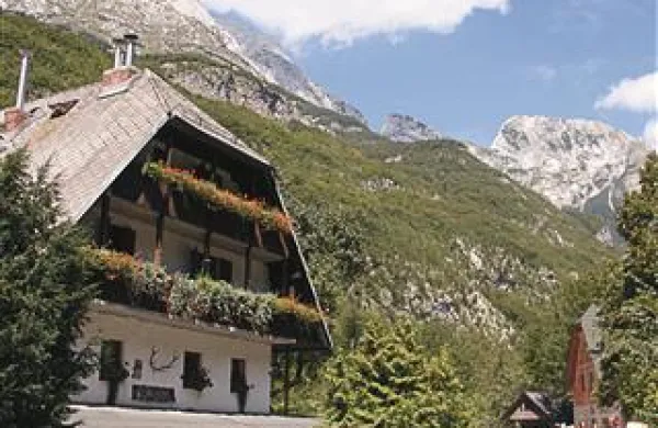 Od izvira Soče do turistične kmetije Jelinčič je štiri do pet ur hoje.