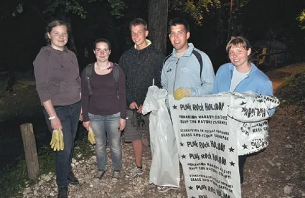 Mladi Tolminci so znova skrbeli za čisto okolico Sotočja.