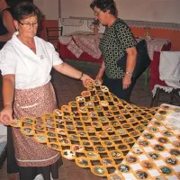  Med kvačkanimi izdelki KŠD Koseze je izstopal 80 let star kvačkan prt, v katerega so vpeti kosi starih razglednic
