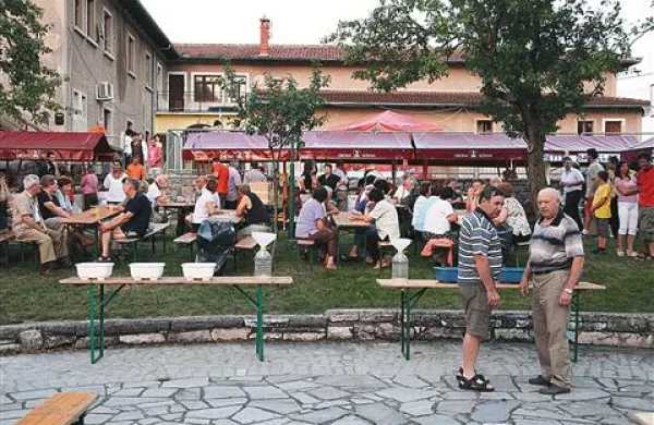 Prvi sejem medu in medenih izdlokov v Povirju je bil namenjen predvsem promociji, nekaj medu in drugih darov narave pa so tudi prodali.  
