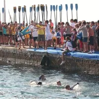 Mlade jadralce in veslače so krstili tako, da so jih pometali v morje  pod budnim očesom botrov jadralke Vesne Dekleva in veslača Erika Tula