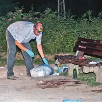 Krvavi sledovi ob klopi, kjer .je neznanec napadel Novogoričana in ju porezal