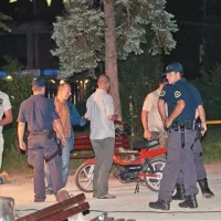 Policisti in kriminalisti so v parku delali pozno v noč.
