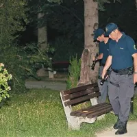 Policisti so temeljito  pregledali okolico krvavega dogodka.