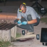 Kriminalisti so zbrali dokaze in jih označili.