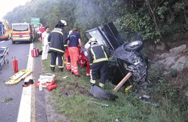 21-letni voznik iz Ajdovščine je zapeljal v kamniti usek, kjer se je vozilo prevrnilo.