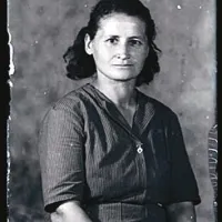 Tin Piernu: Pacifica Rusacova. Pričevalci o portretiranki: Zgodilo se je v Poštaku, ko je šel mož na Staro goro ... Vedno je pravil: “Ženo sem dobil za četrt litra vina”. Bil je brezbožnik. Prišel je iz Afrike, delal je vsako nedeljo. Tepel jo je, mučil, veliko slabega ji je storil. Ta ženska je zares veliko pretrpela.  