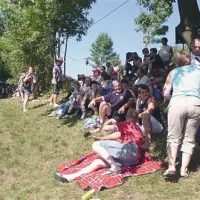 Med tem ko so se konjeniki “potili” na progi, se je večina gledalcev na naravnih tribunah  hladila v zavetju krošenj