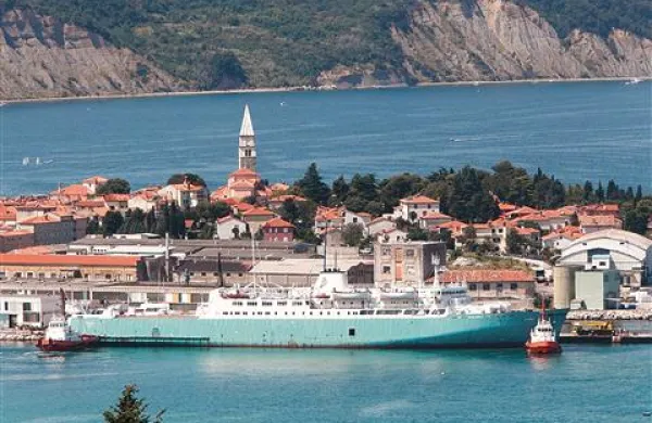 Ladja Marinos D je  vredna manj, kot znašajo njeni dolgovi.