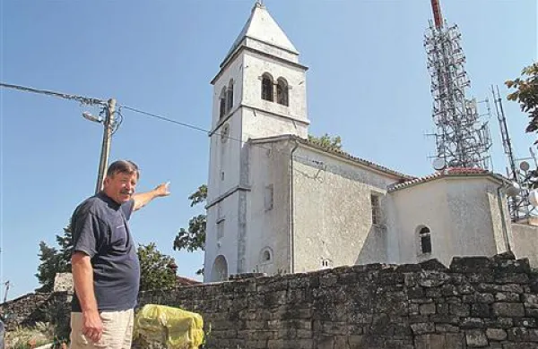 Vaščane Tinjana moti “grozen ropot” vaških cerkvenih zvonov. Predstavnik vaščanov Franc  Parovel (na fotografiji) ob tem poudarja, da si želijo le malo nedeljskega miru.  
