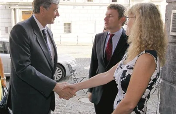 Predsednik države Danilo Türk, koordinatorica projekta Marina Lukšič Hacin in direktor ZRC SAZU Oto Lutar.