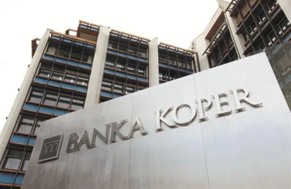 Najvišji stroški poslovanja z osebnim računom prek bančnih okenc so  v Banki Koper (231,30 evra).