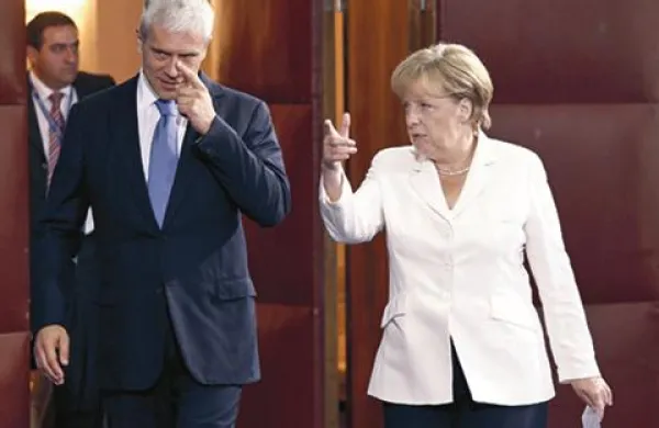 Nemška kanclerka Angela Merkel je srbskega predsednika Borisa Tadića opozorila na reševanje kosovskega vprašanja. 
