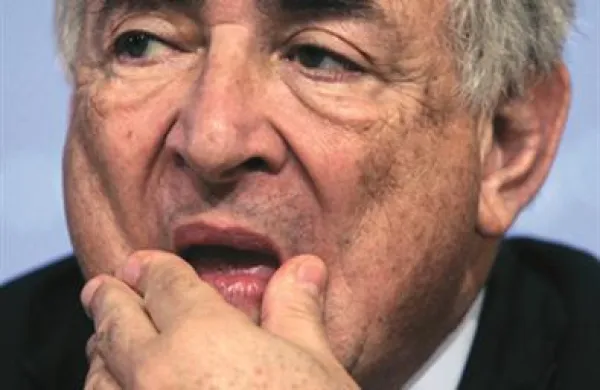 Newyorško tožilstvo je v ponedeljek zvečer zaprosilo sodišče za umik vseh obtožb proti nekdanjemu prvemu možu Mednarodnega denarnega sklada (IMF) Dominiqueu Strauss-Kahnu.