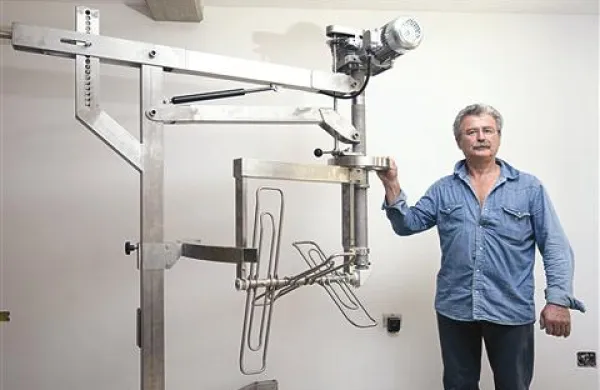 Rudi Pangerc z lastnim inovativnim električnim mešalom vinske drozge