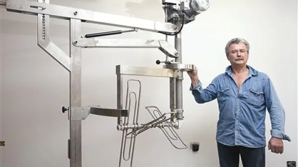 Rudi Pangerc z lastnim inovativnim električnim mešalom vinske drozge