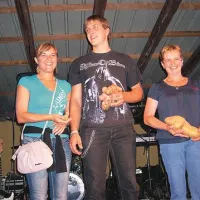 Lastniki naj krompirjev (z leve): Jasmina Premrl ima najmanjši krompir na Ubeljskem, Aleš Česnik iz Palčij ima krompir najbolj nenavadne oblike, največjega pa ima Darja Mahnič iz Merč 