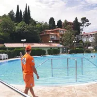 Zunanji bazen je v bližini plaže, a vendar nekoliko skrit pred radovednimi pogledi.