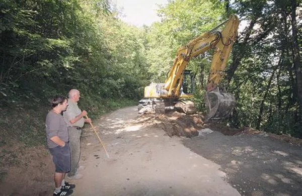 Ne cesti iz Dornberka na Kras so odpravili še drugo delno zaporo ceste zaradi plazov.