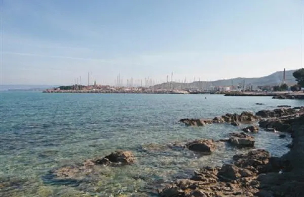 Dekle je skočilo v vodo med pomolom in plažo pri svetilniku.