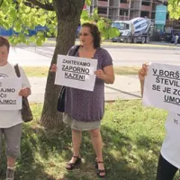 Sojenje Štelju Jurinčiču so spremljale aktivistke Obalnega društva proti mučenju živali.  