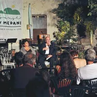 Branje z Miroslavom Košuto pod murvo Gradnikove domačije. 