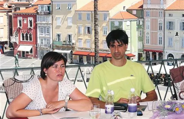 Jasna Nadles, umetniška direktorica, in Milan Vrsajkov, programski vodja, sta na terasi hotela Tartini predstavila festivalski program.