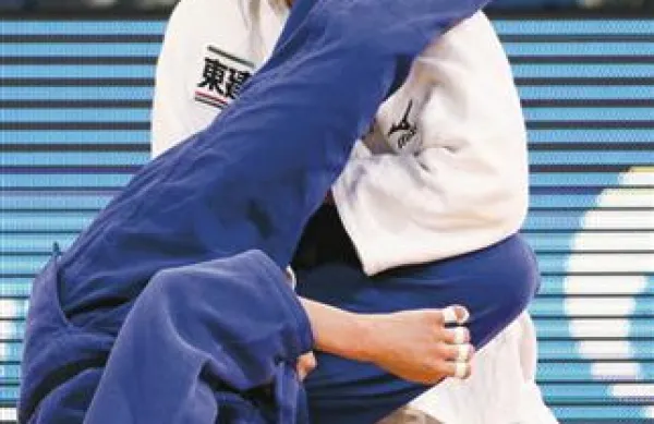 Urška Žolnir (na tleh) si je v Parizu prislužila bronasto medaljo.