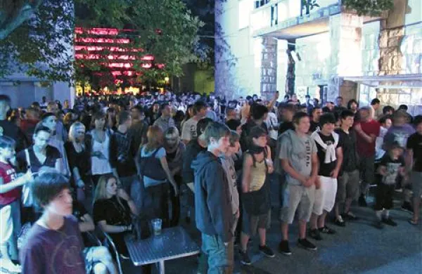 Na lokaciji Starega kina letos ni tradicionalne Poletne scene KGŠ, a študentje napovedujejo dva večja koncerta na travniku pred mestno hišo.