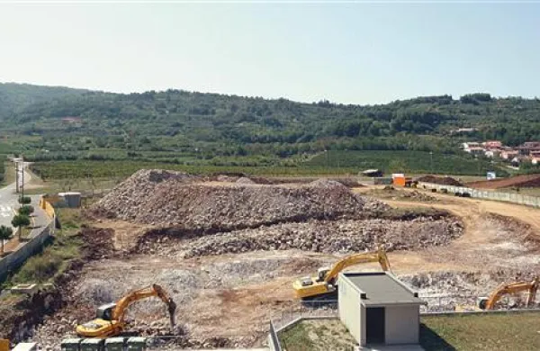 V Livadah bodo zgradili štiri bloke s  190 stanovanji, petimi poslovnimi prostori in trgovino.