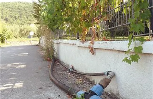 V eni od ulic se začasne vodovodne cevi valjajo kar po tleh. 