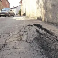 Ponekod v vasi so grbine visoke prek 20 centimetrov.
