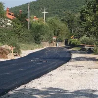 S svežim asfaltom so preplastili cesto, ki vodi proti nogometnemu igrišču v Dekanih. 