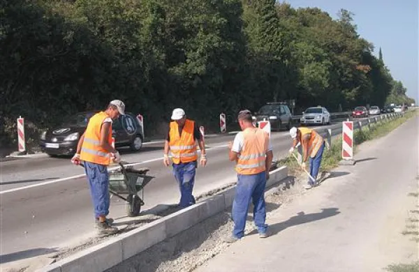 Delavci na priključku ceste na Moletu si morajo še vodo priskrbeti sami.