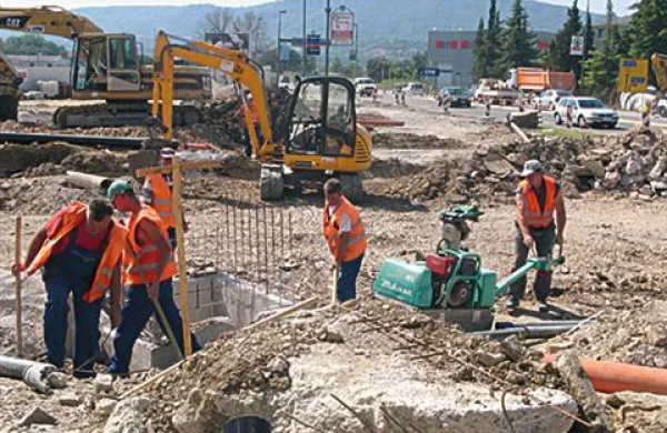 Največ prostih delovnih mest je bilo v drugem četrtletju razpisanih v gradbeništvu, in sicer skoraj 1300.