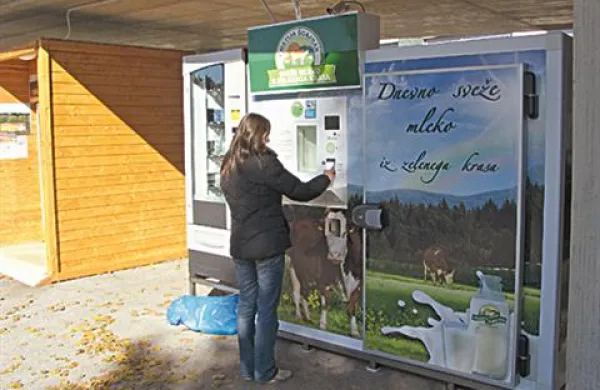 Na Zavodu za zdravstveno varstvo Kranj uporabnikom mleka iz mlekomatov svetujejo, naj mleko pred uporabo obvezno prekuhajo.