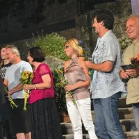 Ciril Zlobec s filmsko ekipo (z leve): Sandi Černoša, Samo Podobnik, Neva Zajc, Julijana Bandelj, Samo Milavec in Pavle Ravnohrib.