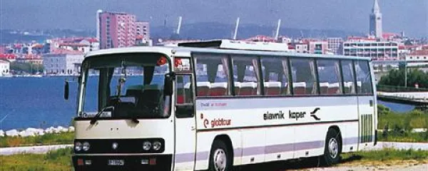 Takle Slavnikov avtobus je bistriške potnike daljnega leta 1982 prvič popeljal v Moščeniško Drago ...