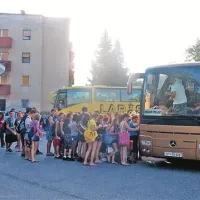 Takole je kopico mladine videti nekaj pred 8. uro zjutraj, ko v vrsti čaka  za vstop na kopalni avtobus. A kopalci ne napolnijo le enega, pač pa tudi tri ali štiri avtobuse.