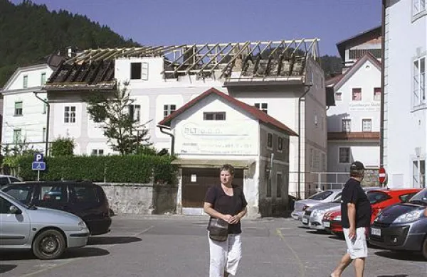 Pogorela stavba, kulturni spomenik, bo v prihodnjih dneh dobila zaščitno kritino. 
