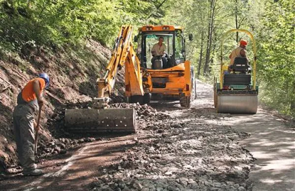  Sredi turistične sezone neprijetna zapora ceste od Idrije v Belo velja tudi za kolesarje in motoriste. 