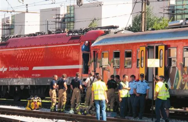 V trčenju vlakov na Jesenicah je bilo nekaj oseb huje poškodovanih
