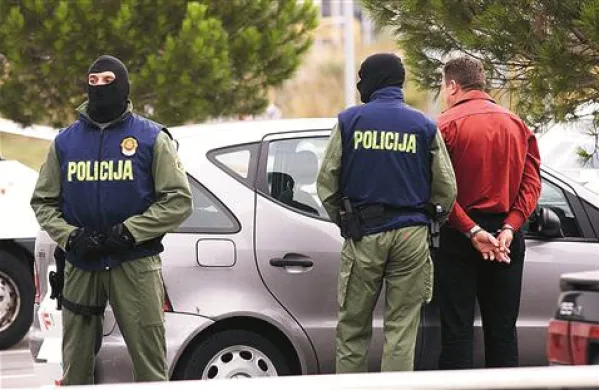 Septembra 2009 so pri koprskem nakupovalnem centru Supernova spektakularno aretirali nekaj osumljenih in preiskali njihove avtomobile.